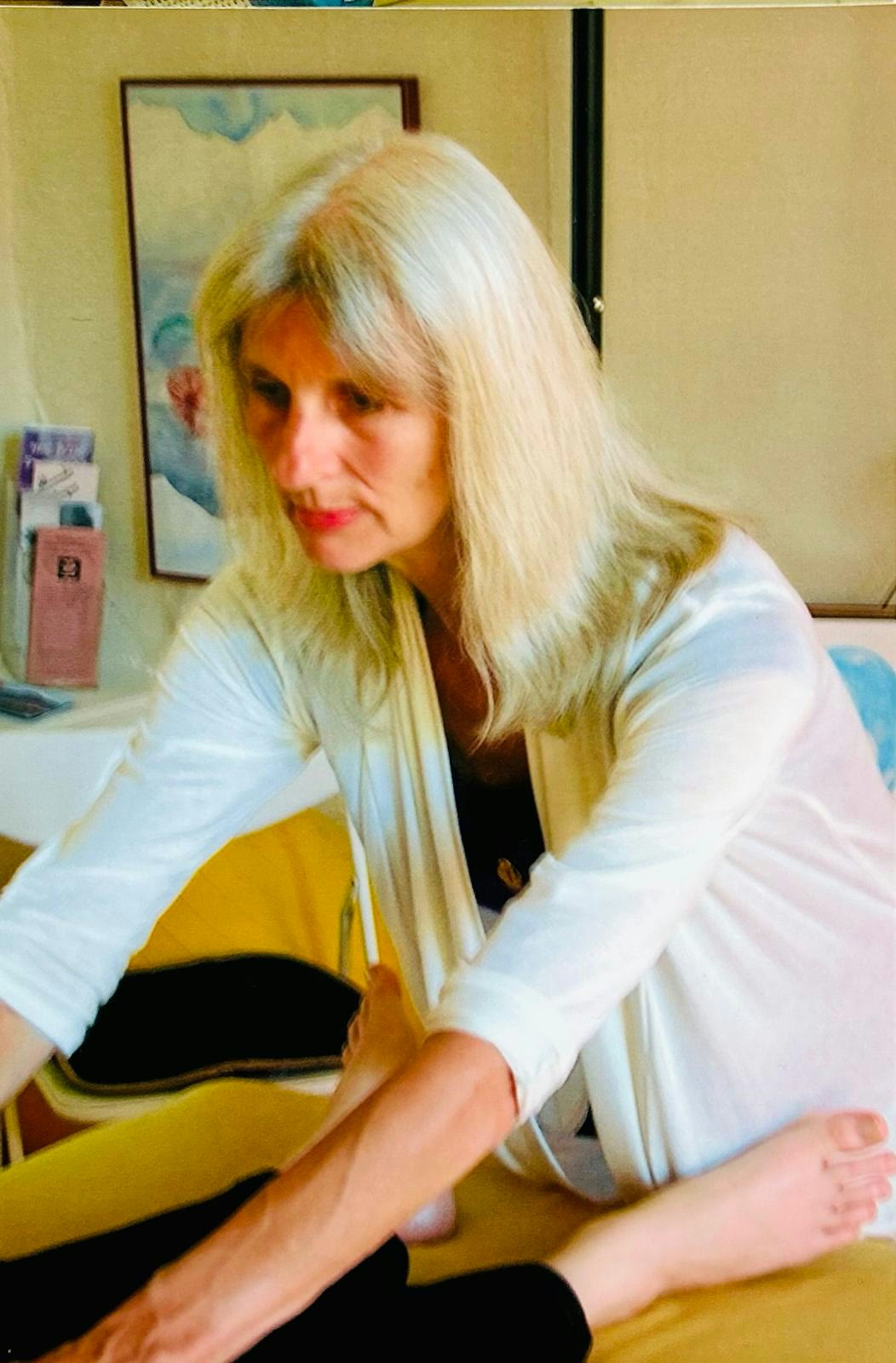 Zoana in a session, listening through gentle hands-on facilitation